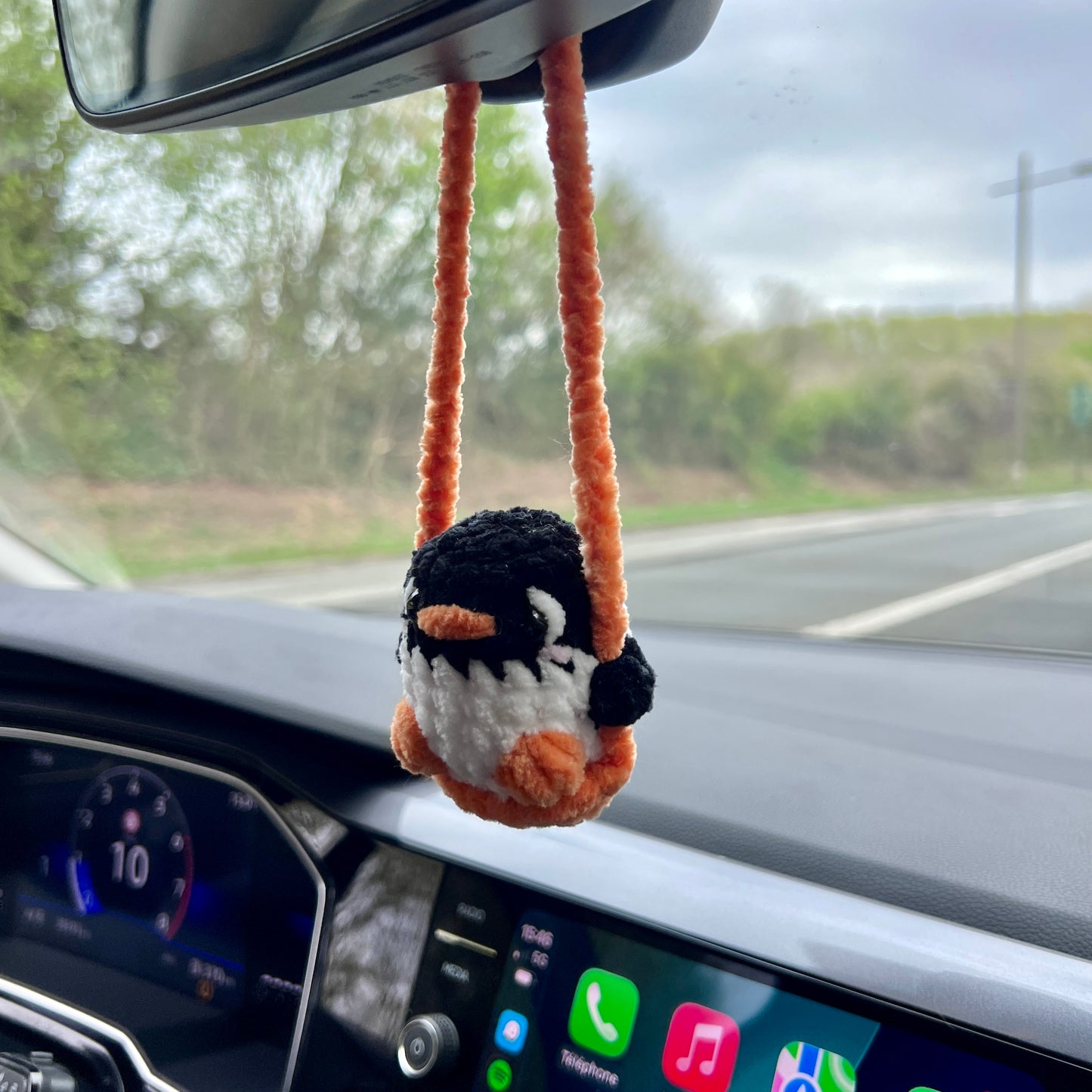 Decoration de retroviseur pingouin en crochet sur sa balancoire
