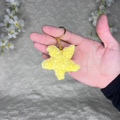 Porte-clés or avec une étoile jaune en crochet