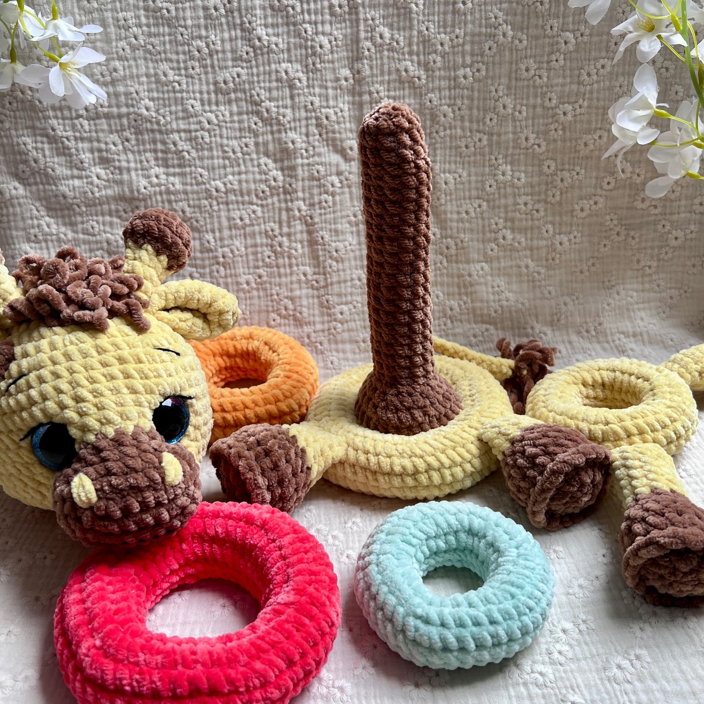 Jouet girafe sensoriel pour bébé jaune, orange, rouge, marron