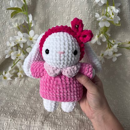 Lapin girly en crochet avec son bandeau rose foncé et son pull rose clair