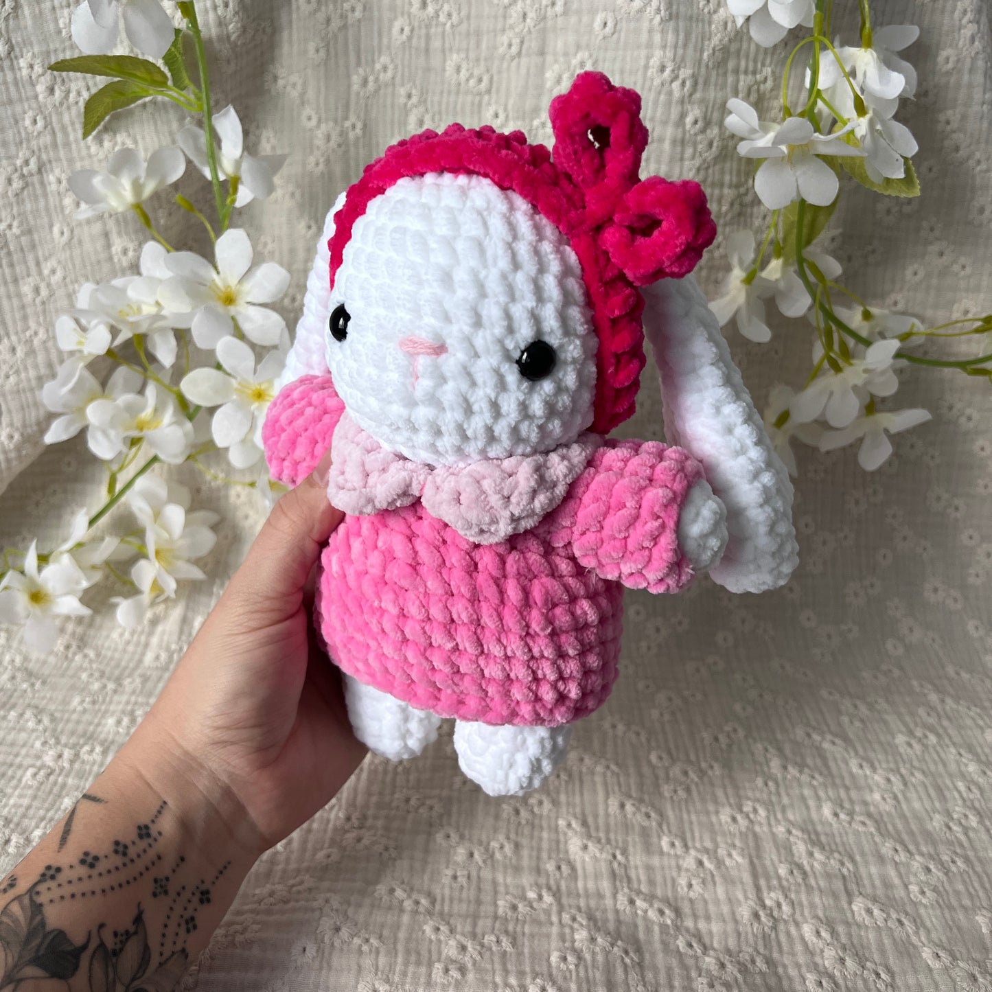 Lapin girly en crochet avec son bandeau rose foncé et son pull rose clair