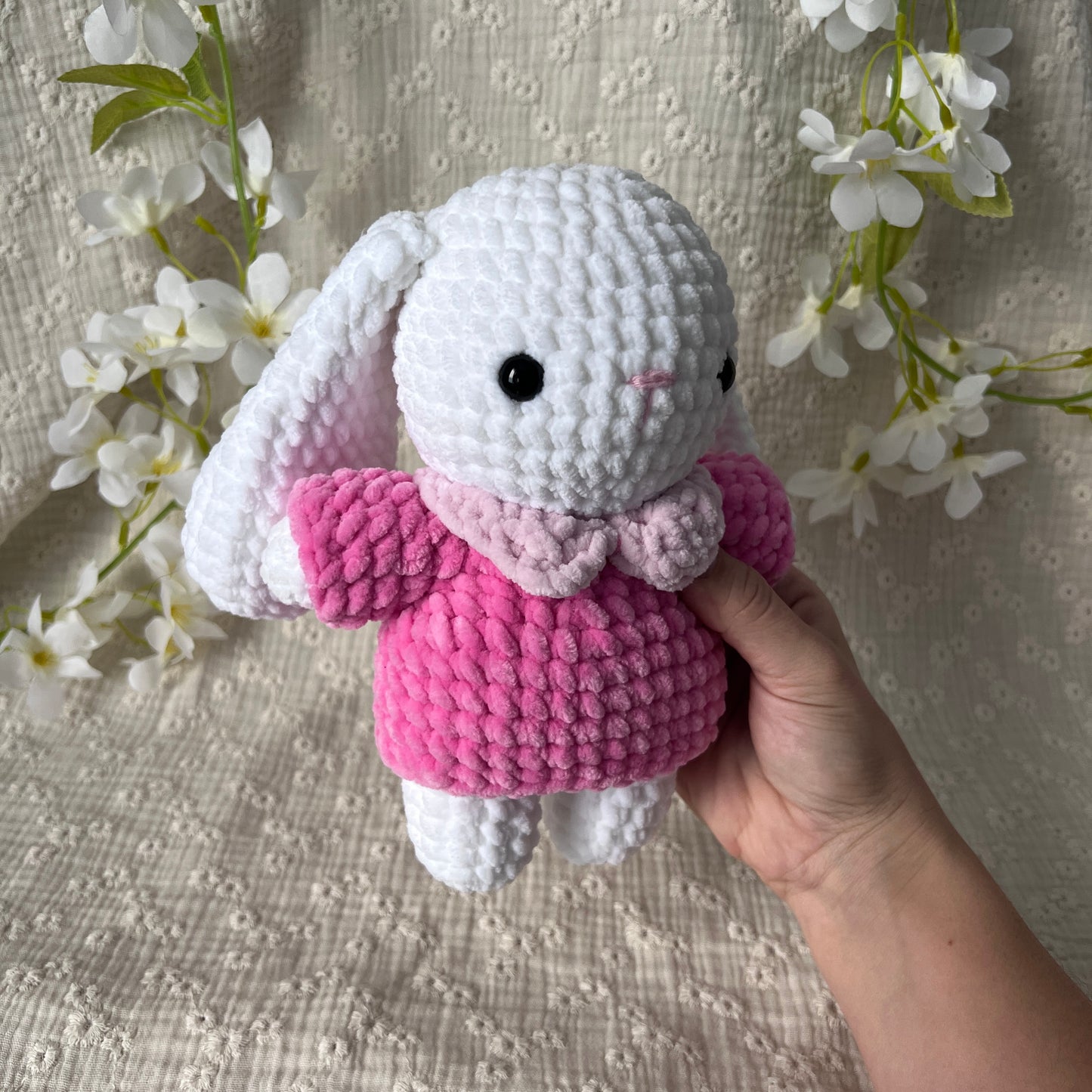 Lapin girly en crochet sans son bandeau rose foncé et son pull rose clair