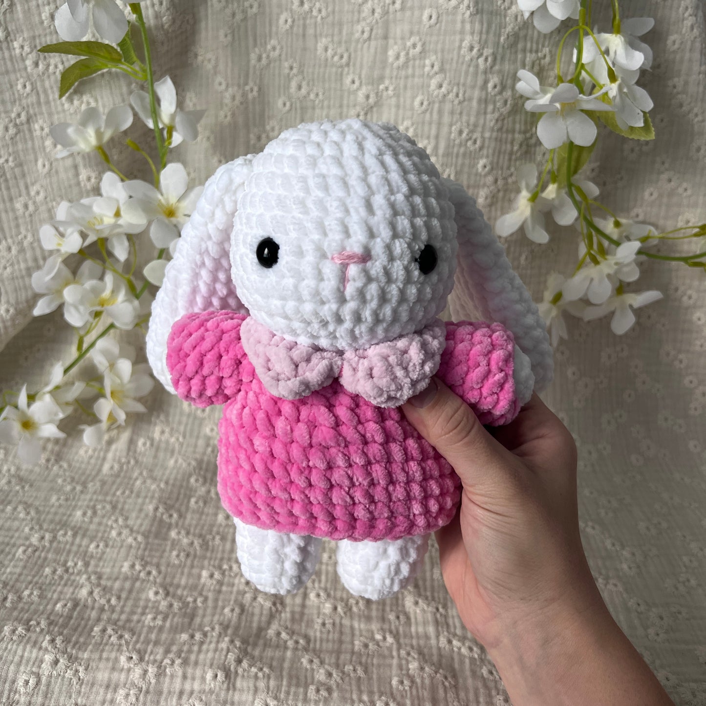 Lapin girly en crochet sans son bandeau rose foncé et son pull rose clair
