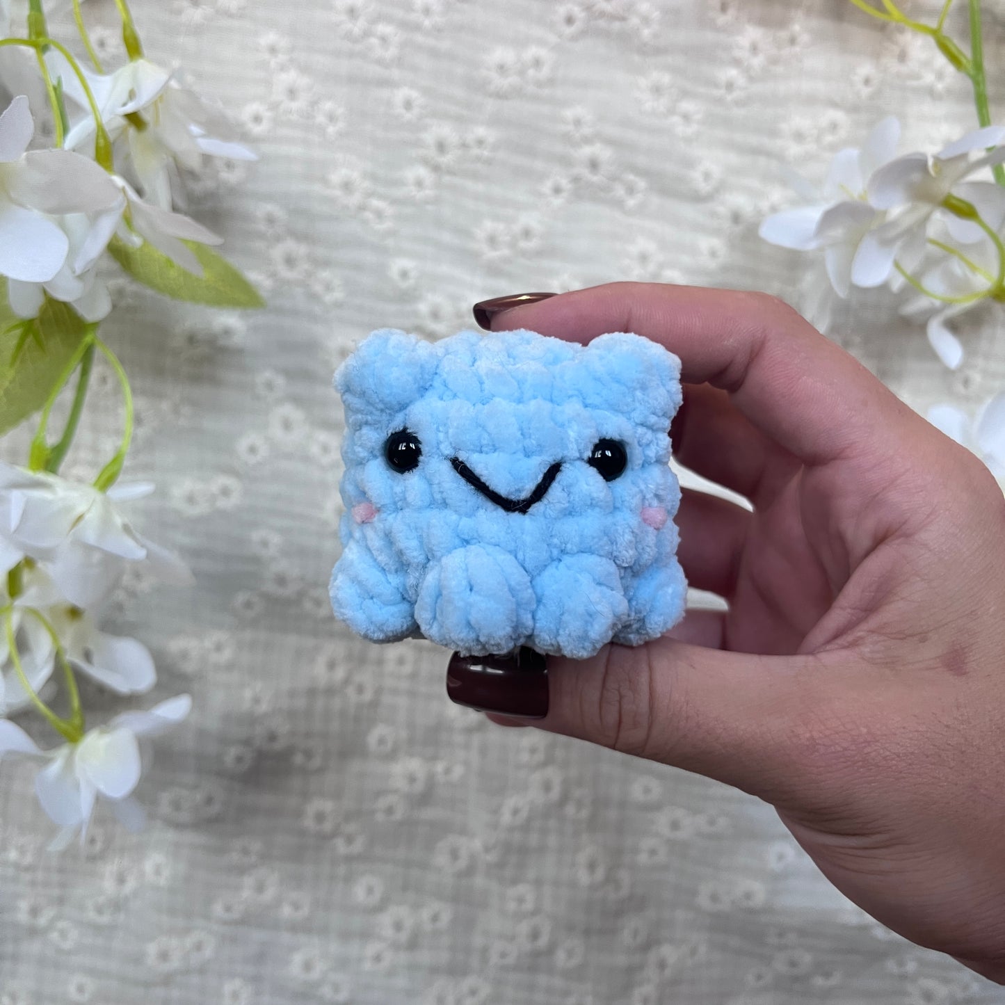 Mini grenouille bleu en crochet