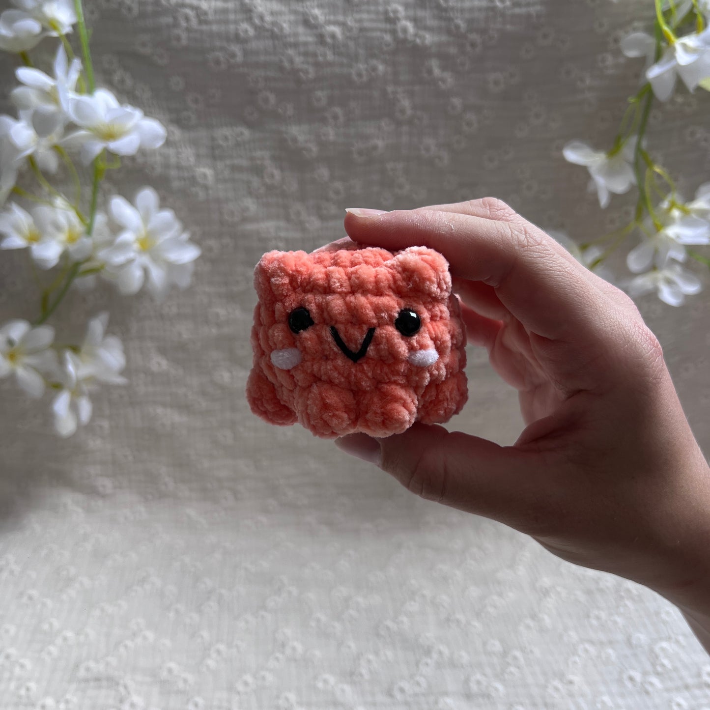 Mini grenouille en crochet couleur saumon 