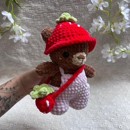 Ourson au crochet portant un chapeau fraise rouge et un sac fraise fait main
