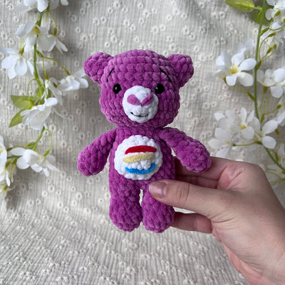 Ourson violet en crochet avec arc en ciel