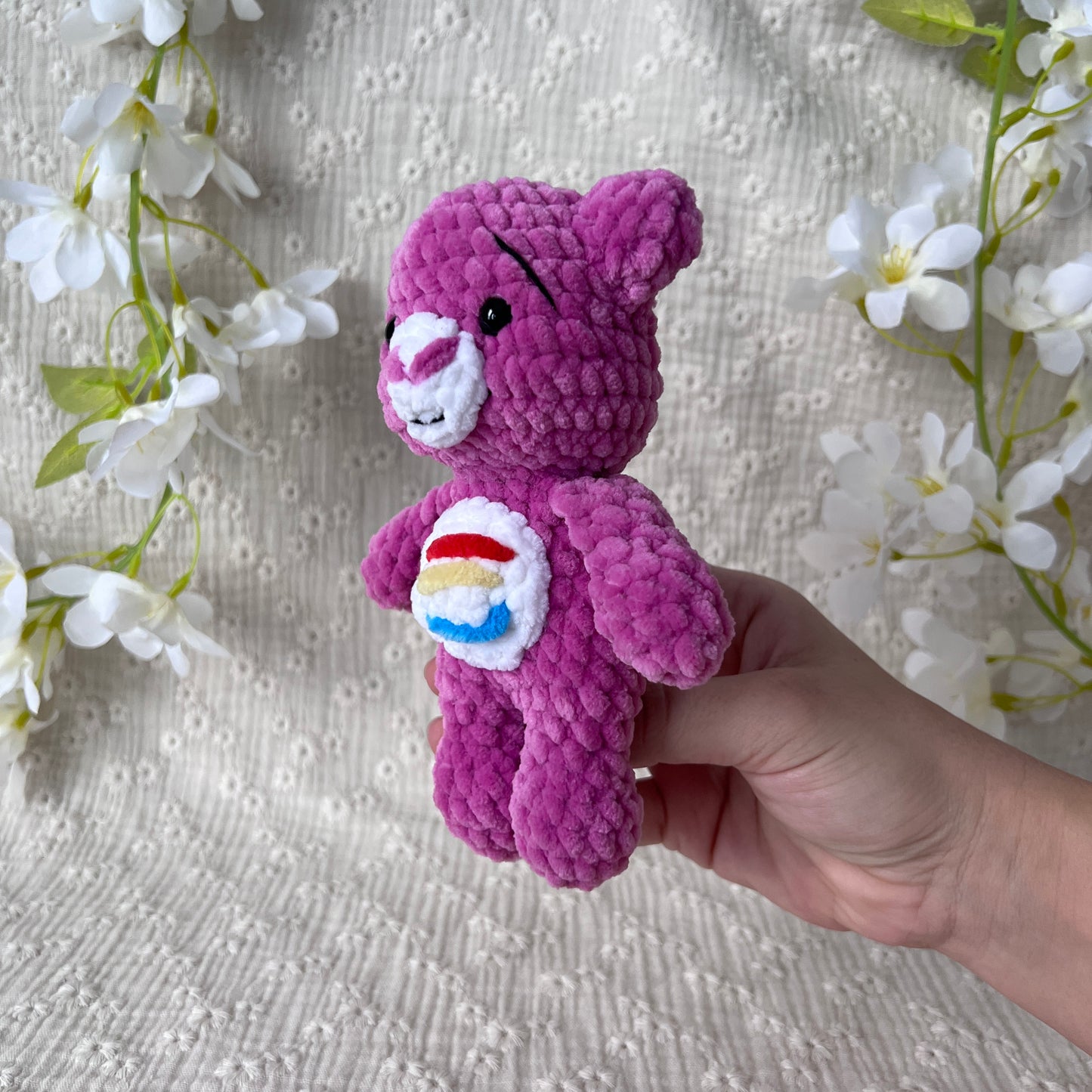 Ourson violet en crochet avec arc en ciel