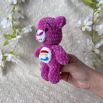 Ourson violet en crochet avec arc en ciel