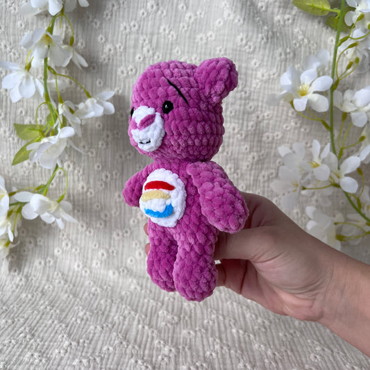 Ourson violet en crochet avec arc en ciel