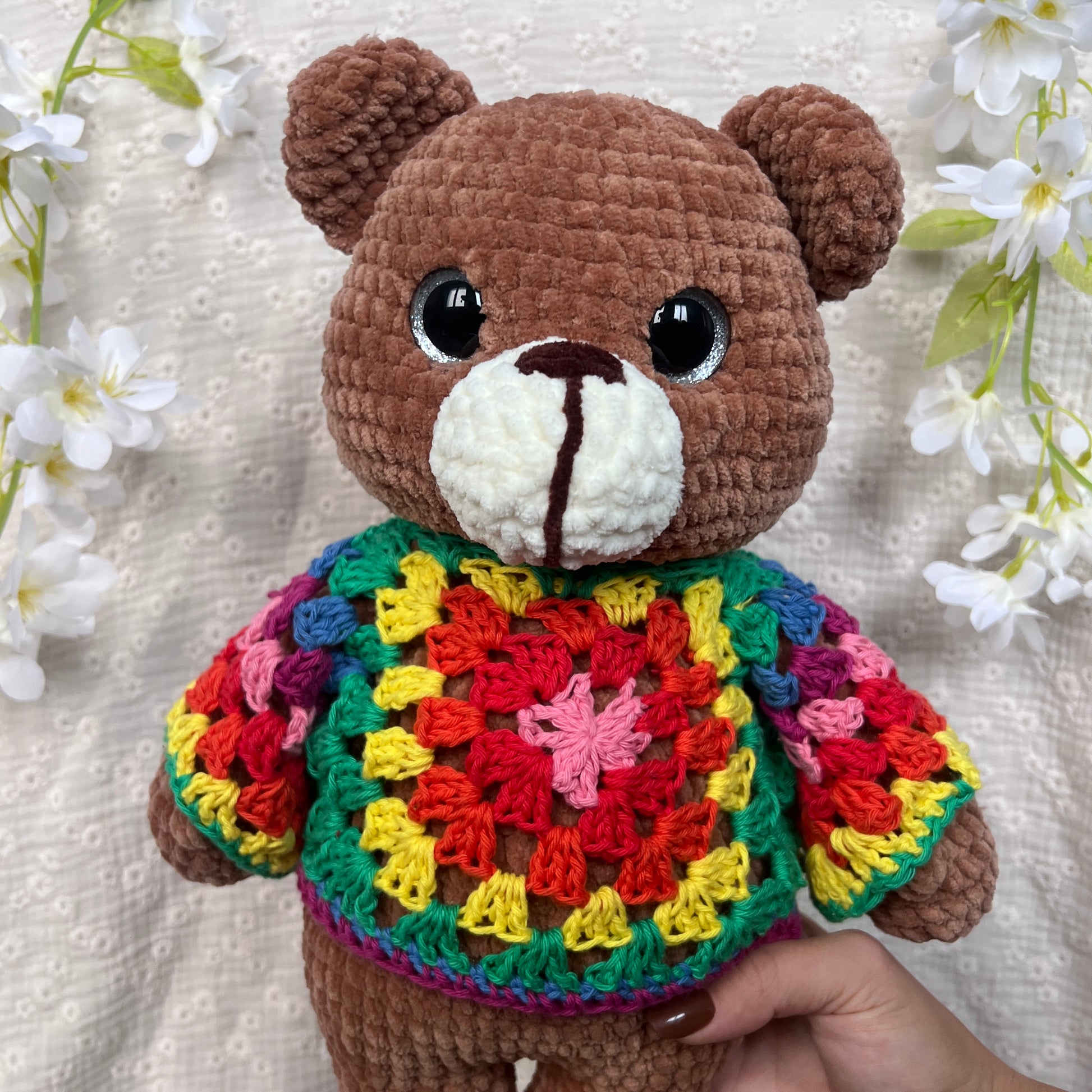 ours en crochet avec un pull multicolore