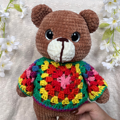 ours en crochet avec un pull multicolore