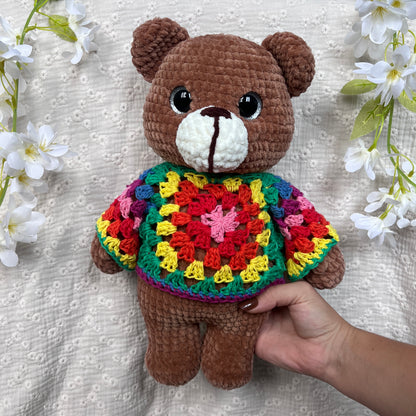 ours en crochet avec un pull multicolore