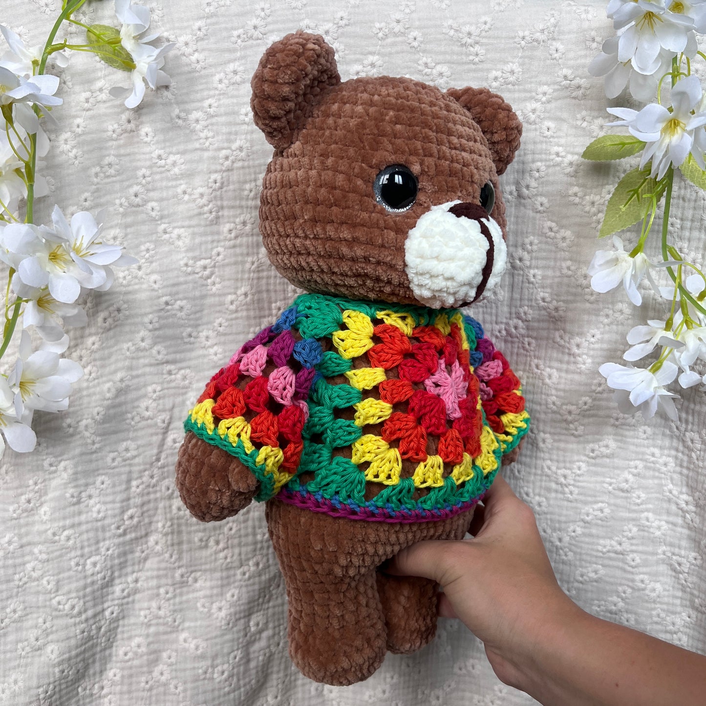 ours en crochet avec un pull multicolore