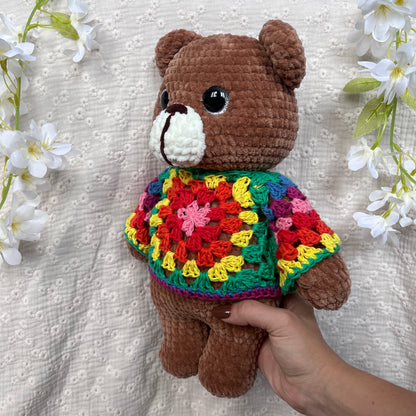 ours en crochet avec un pull multicolore