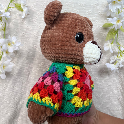 ours en crochet avec un pull multicolore