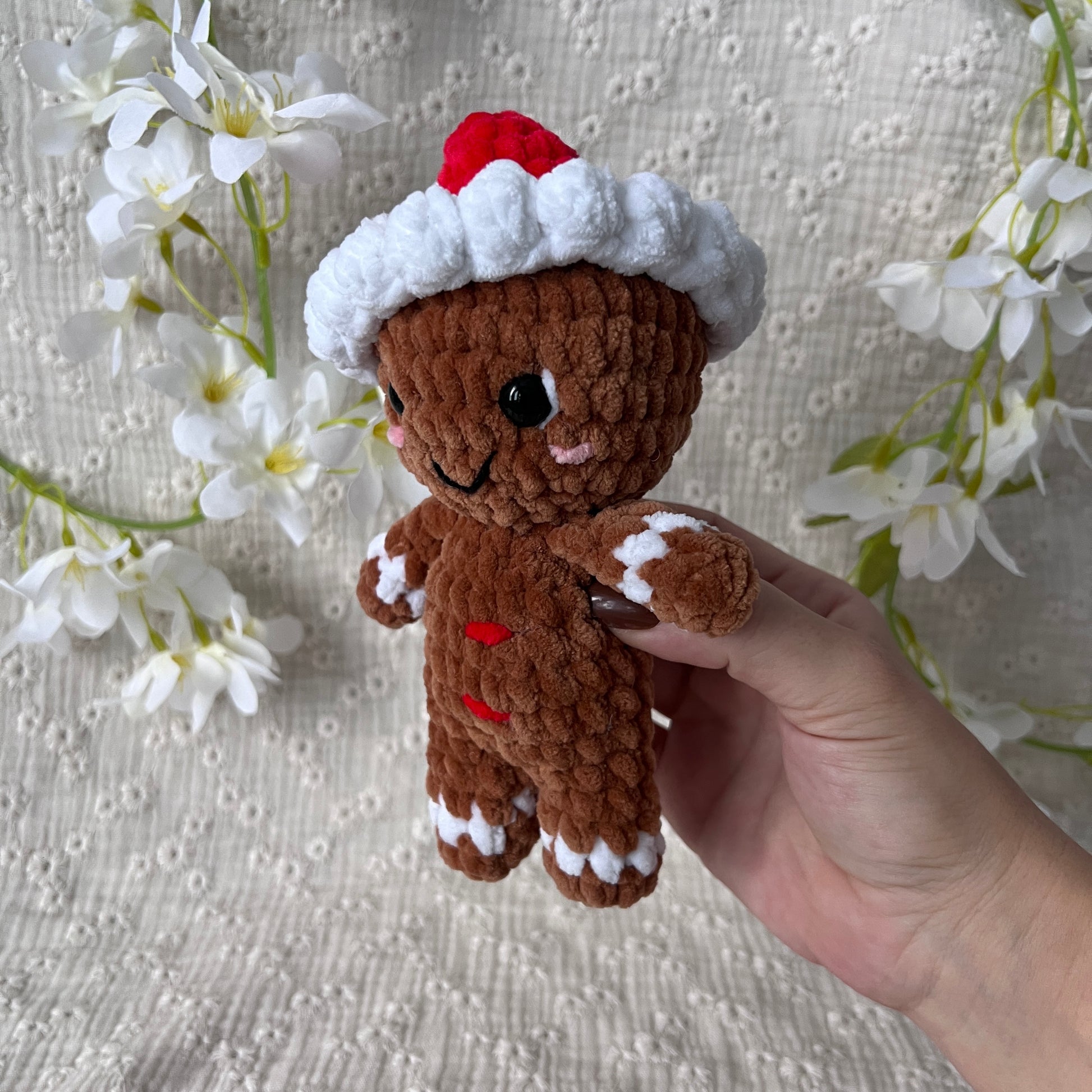 Peluche bonhomme de pain d'épice en crochet avec son bonnet de Noël