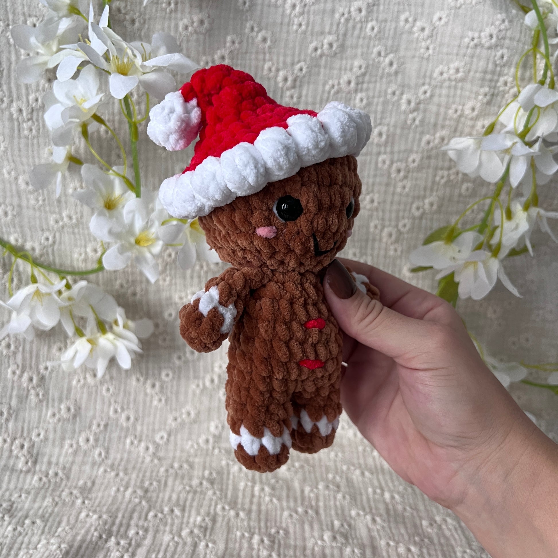 Peluche bonhomme de pain d'épice en crochet avec son bonnet de Noël