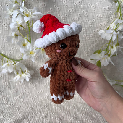 Peluche bonhomme de pain d'épice en crochet avec son bonnet de Noël