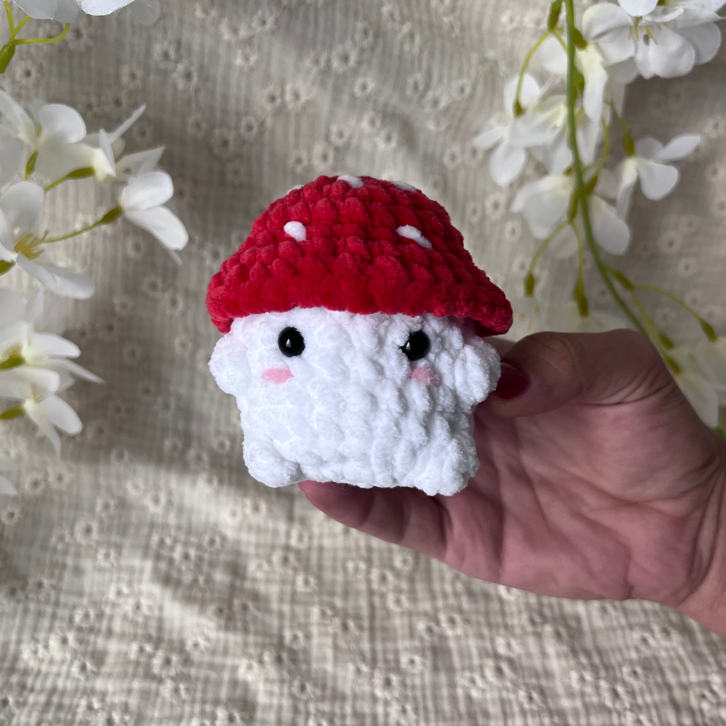 Peluche champignon artisanale en crochet réalisée à la main