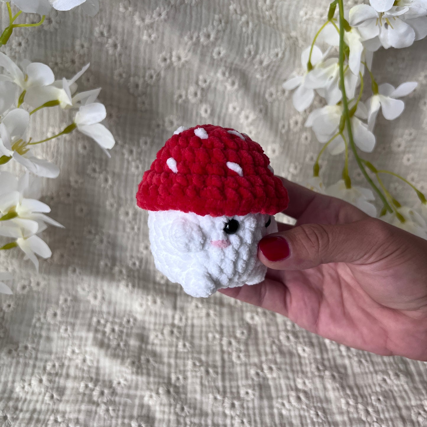 Détail d'une peluche champignon au crochet faite main