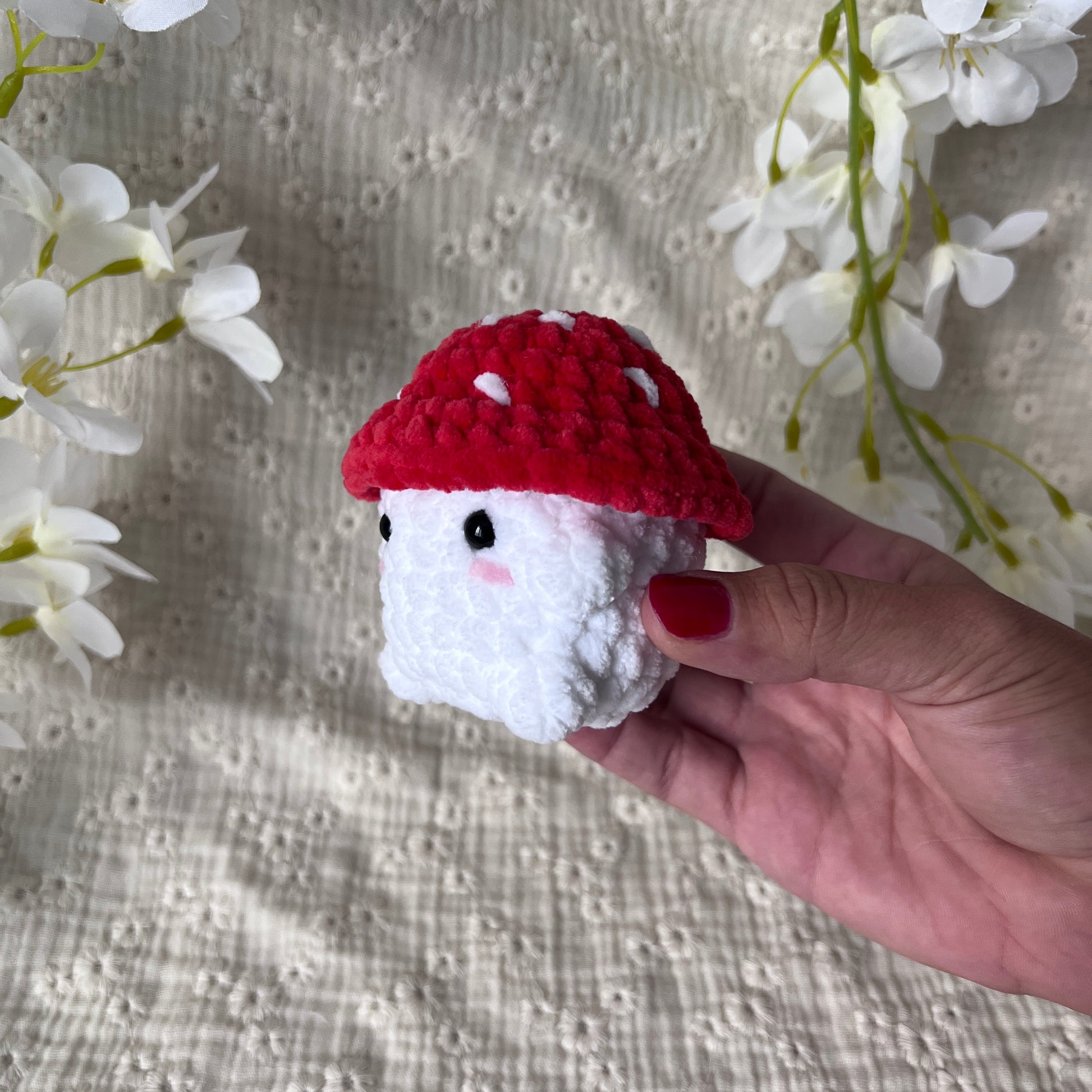 Peluche champignon en crochet vue de profil