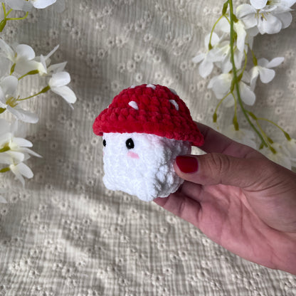 Peluche champignon en crochet vue de profil