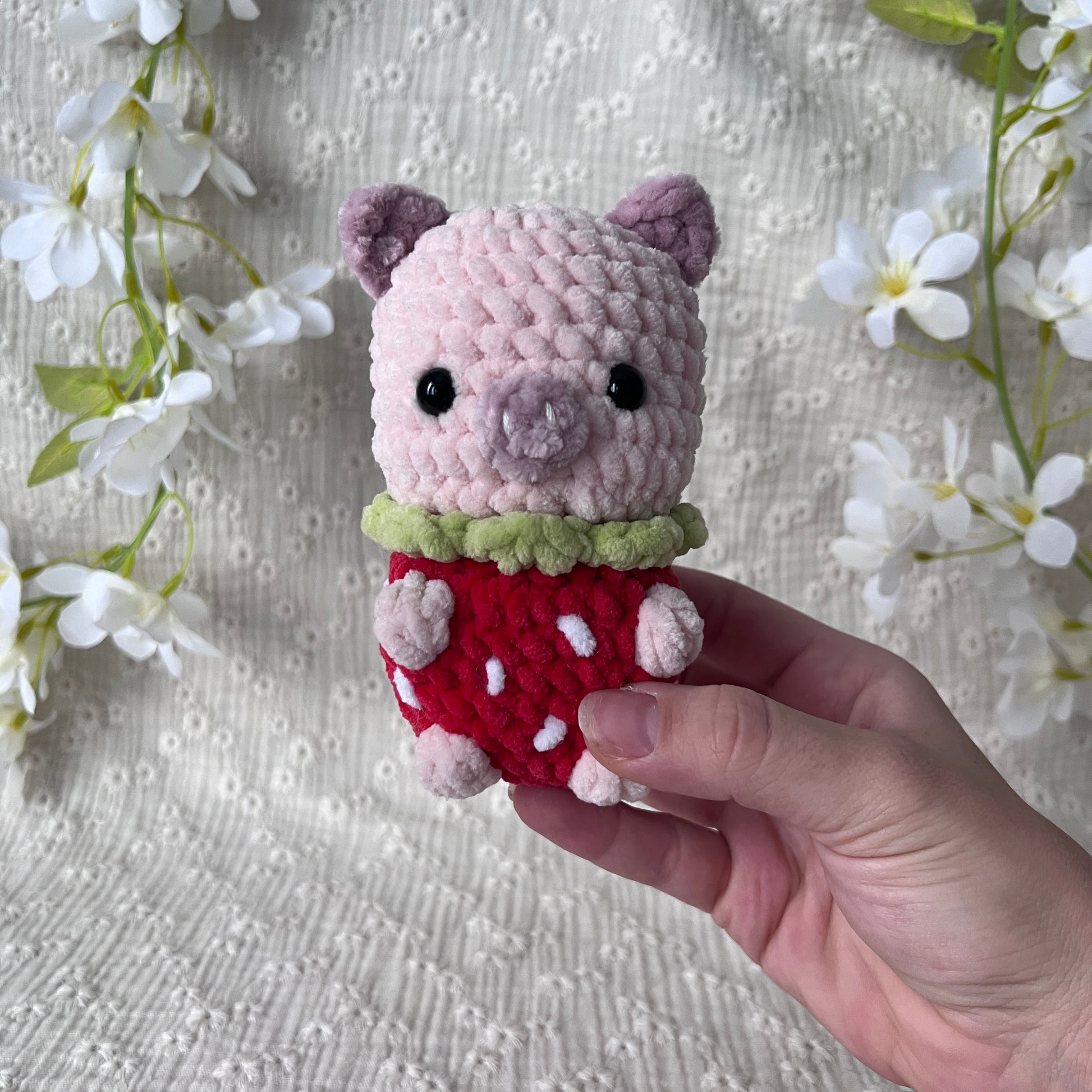 Peluche cochon fraise en crochet