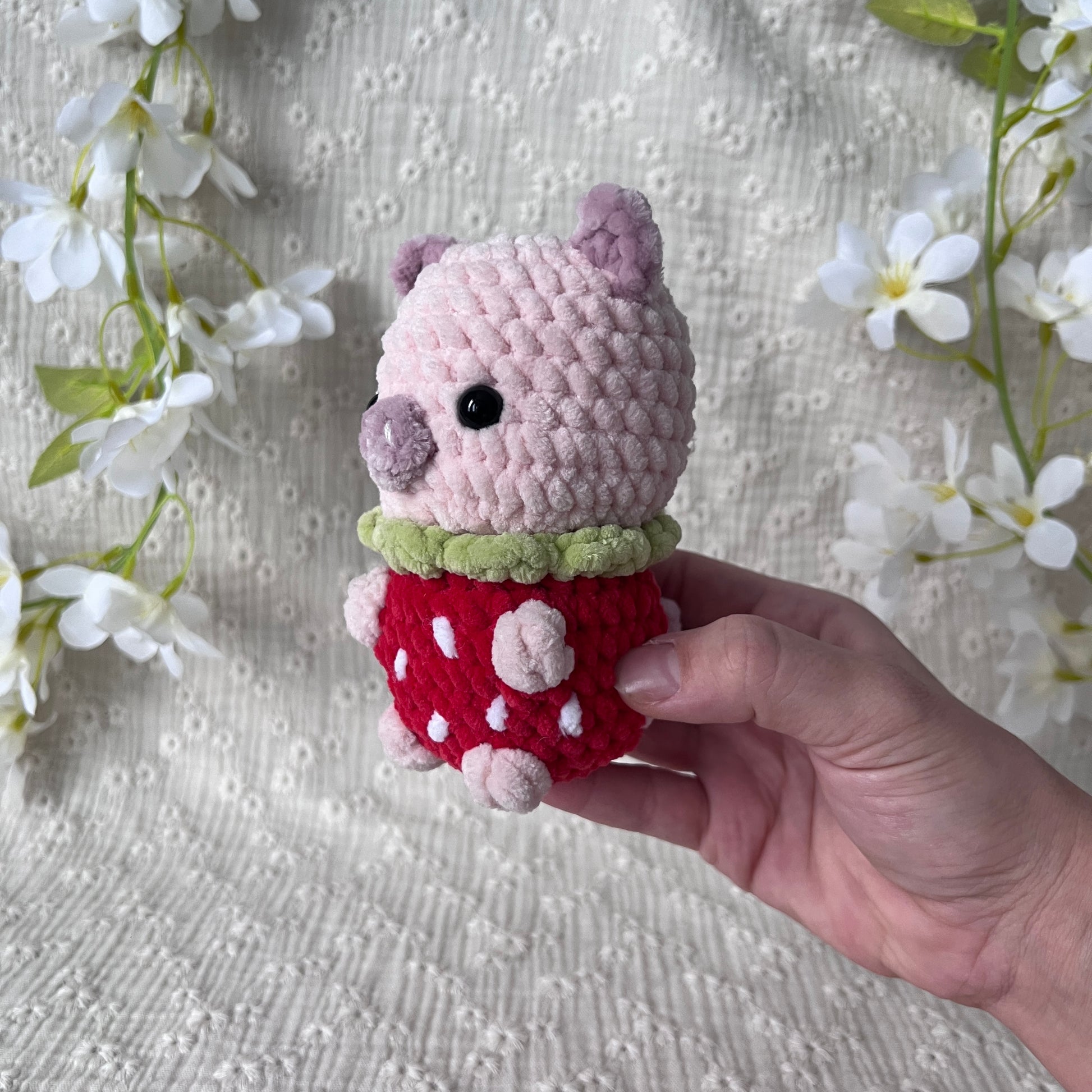 Peluche cochon fraise en crochet