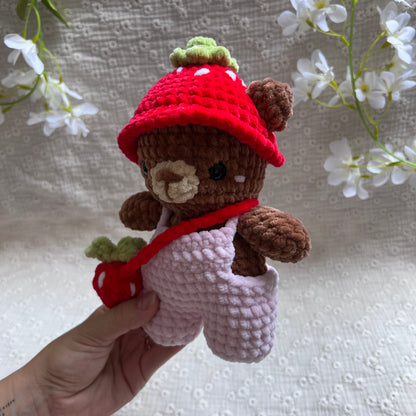Vue de profil d'une peluche ourson fraise en crochet réalisée à la main