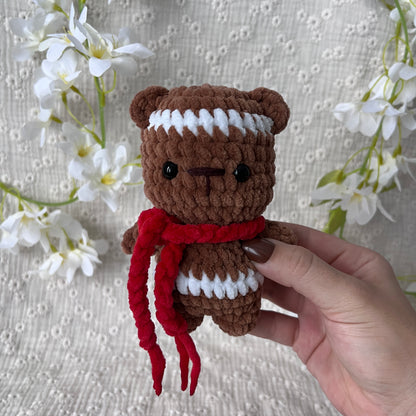 Peluche ours de Noël en crochet avec son écharpe de Noël rouge
