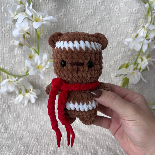 Peluche ours de Noël en crochet avec son écharpe de Noël rouge