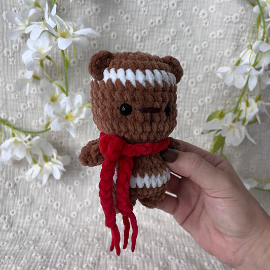 Peluche ours de Noël en crochet avec son écharpe de Noël rouge