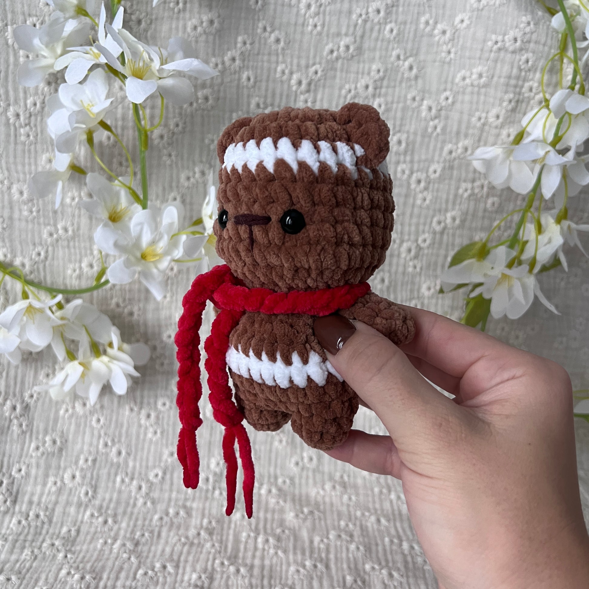 Peluche ours de Noël en crochet avec son écharpe de Noël rouge