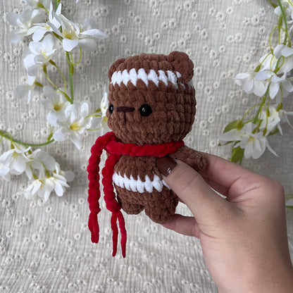 Peluche ours de Noël en crochet avec son écharpe de Noël rouge