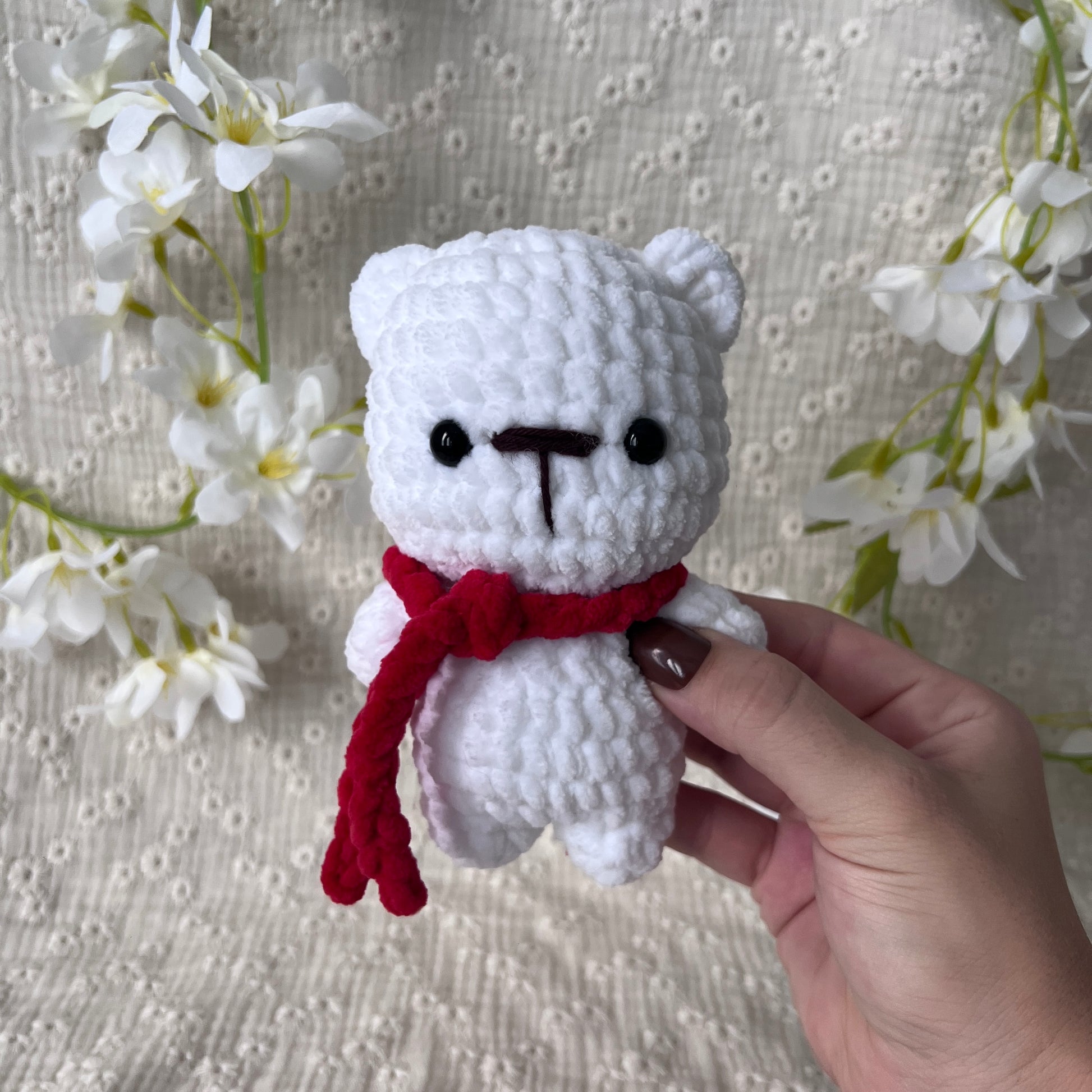 Peluche ourson de Noël en crochet avec son écharpe de Noël rouge