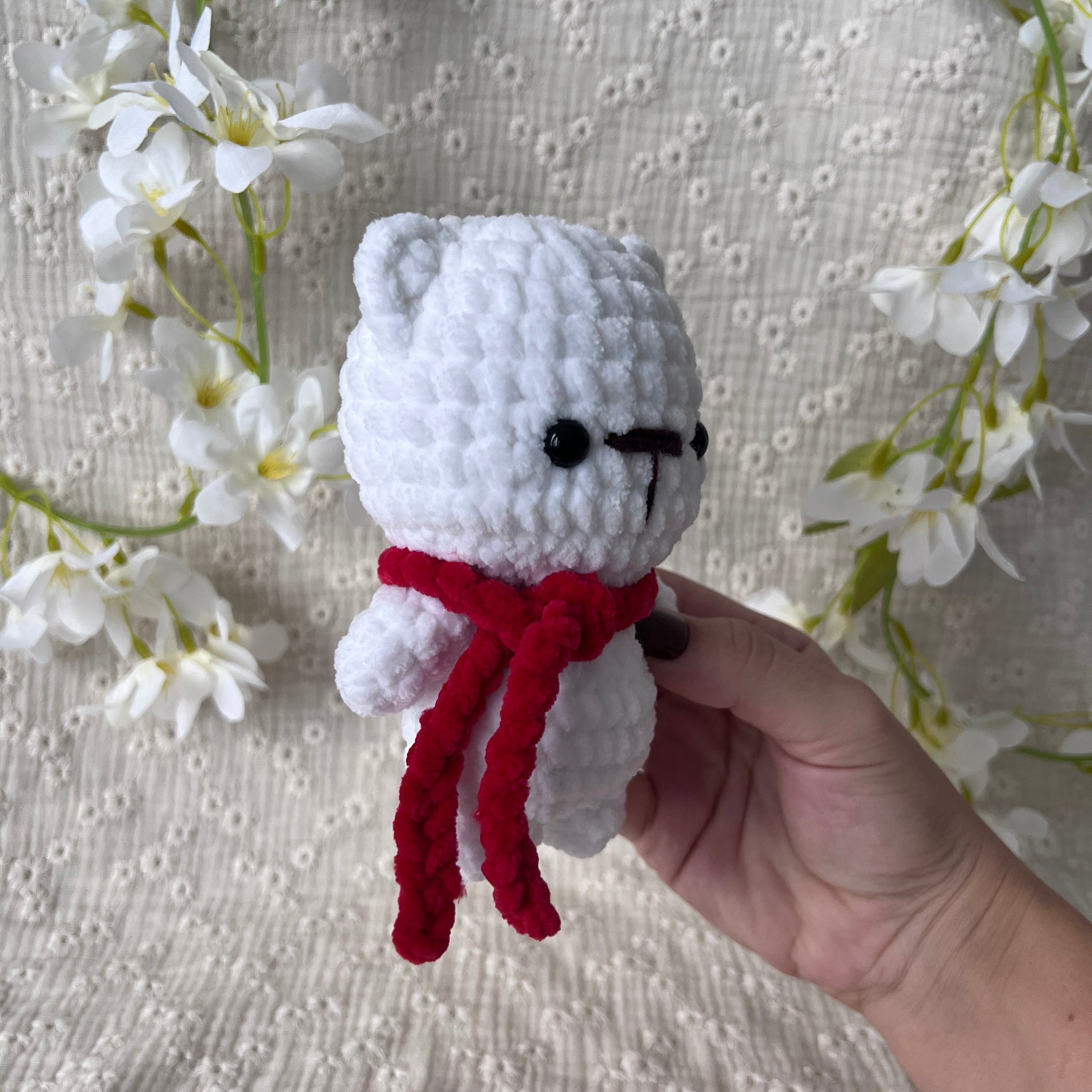 Peluche ourson de Noël en crochet avec son écharpe de Noël rouge