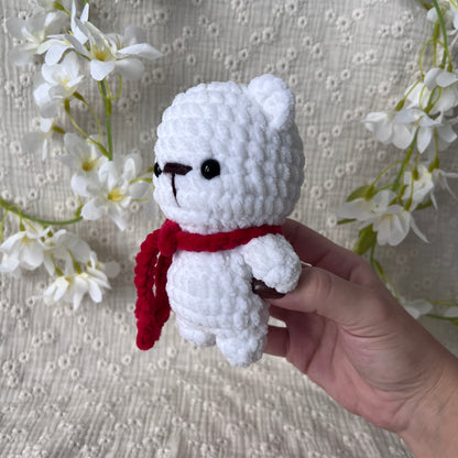 Peluche ourson de Noël en crochet avec son écharpe de Noël rouge