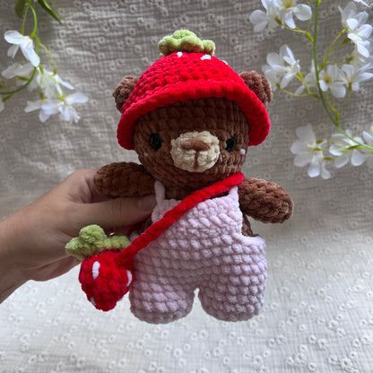 Peluche ourson fraise en crochet fait main avec chapeau fraise et son sac assorti