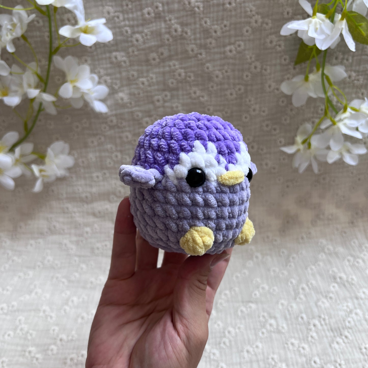 Peluche pingouin violet au crochet faite main