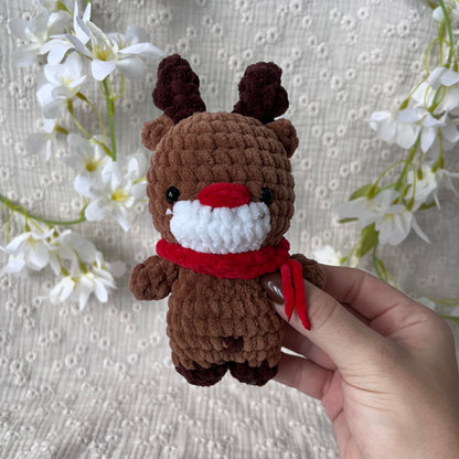 Peluche renne de Noël en crochet avec son écharpe rouge