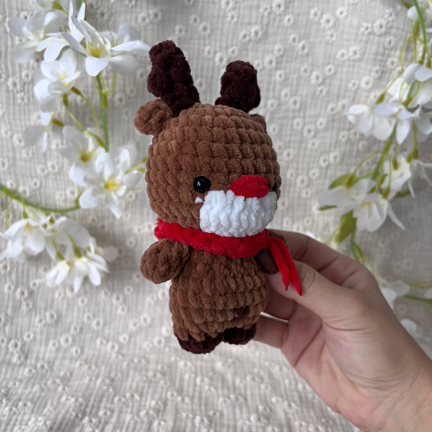 Peluche renne de Noël en crochet avec son écharpe rouge