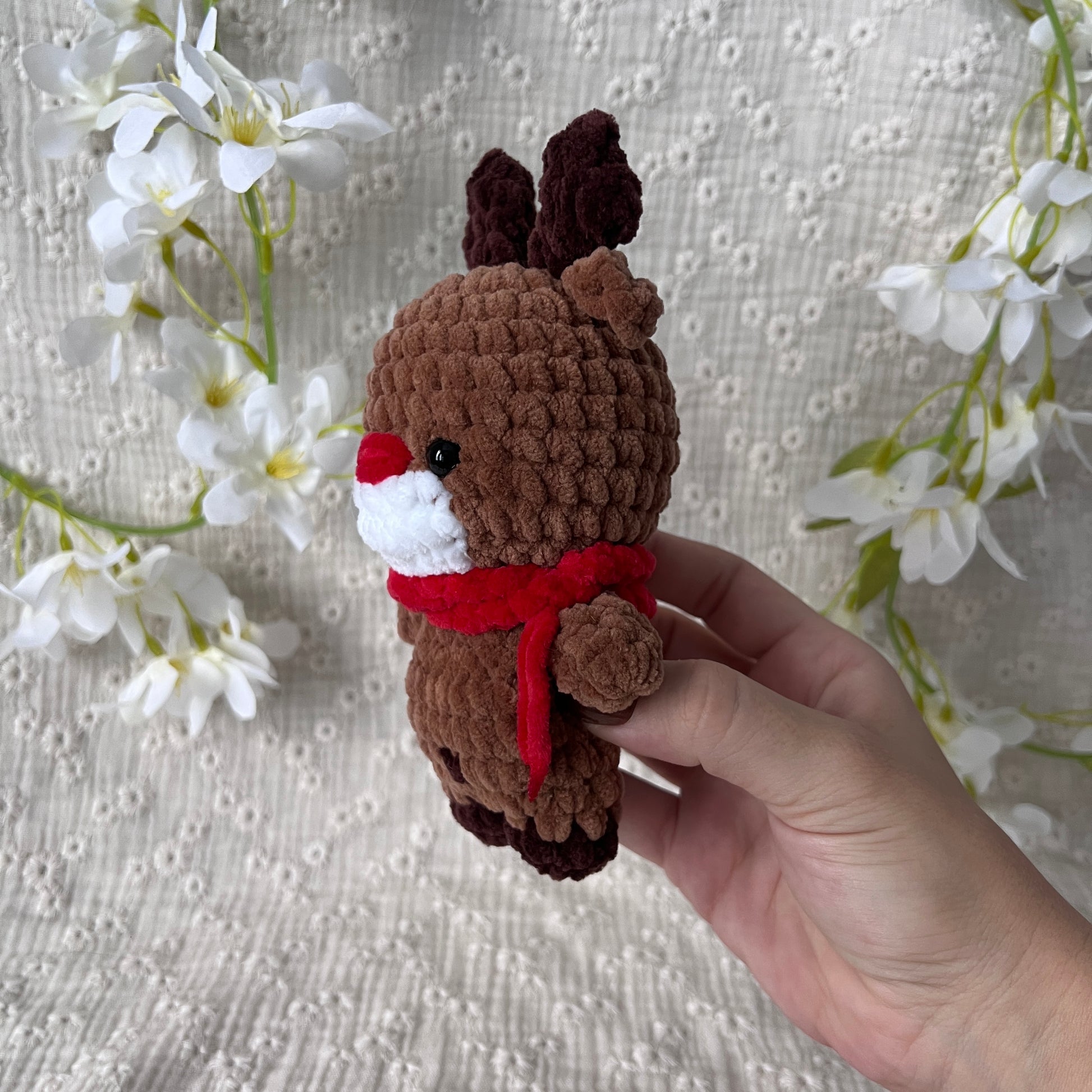 Peluche renne de Noël en crochet avec son écharpe rouge