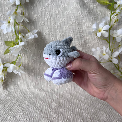 Peluche requin gris basket violet en crochet