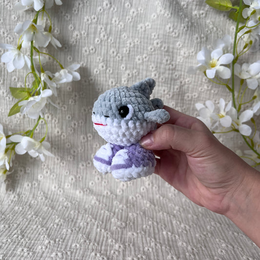 Peluche requin gris basket violet en crochet