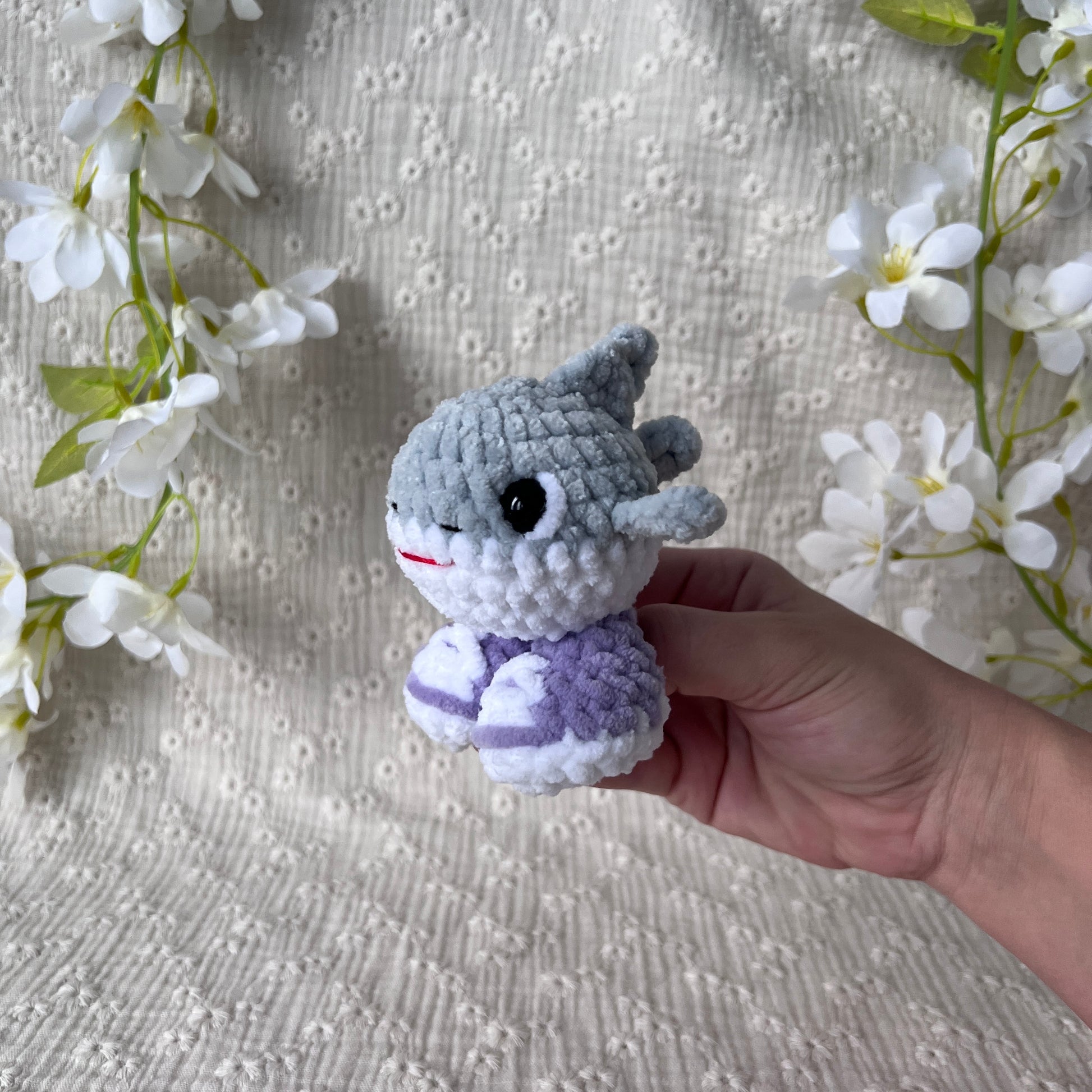 Peluche requin basket en crochet