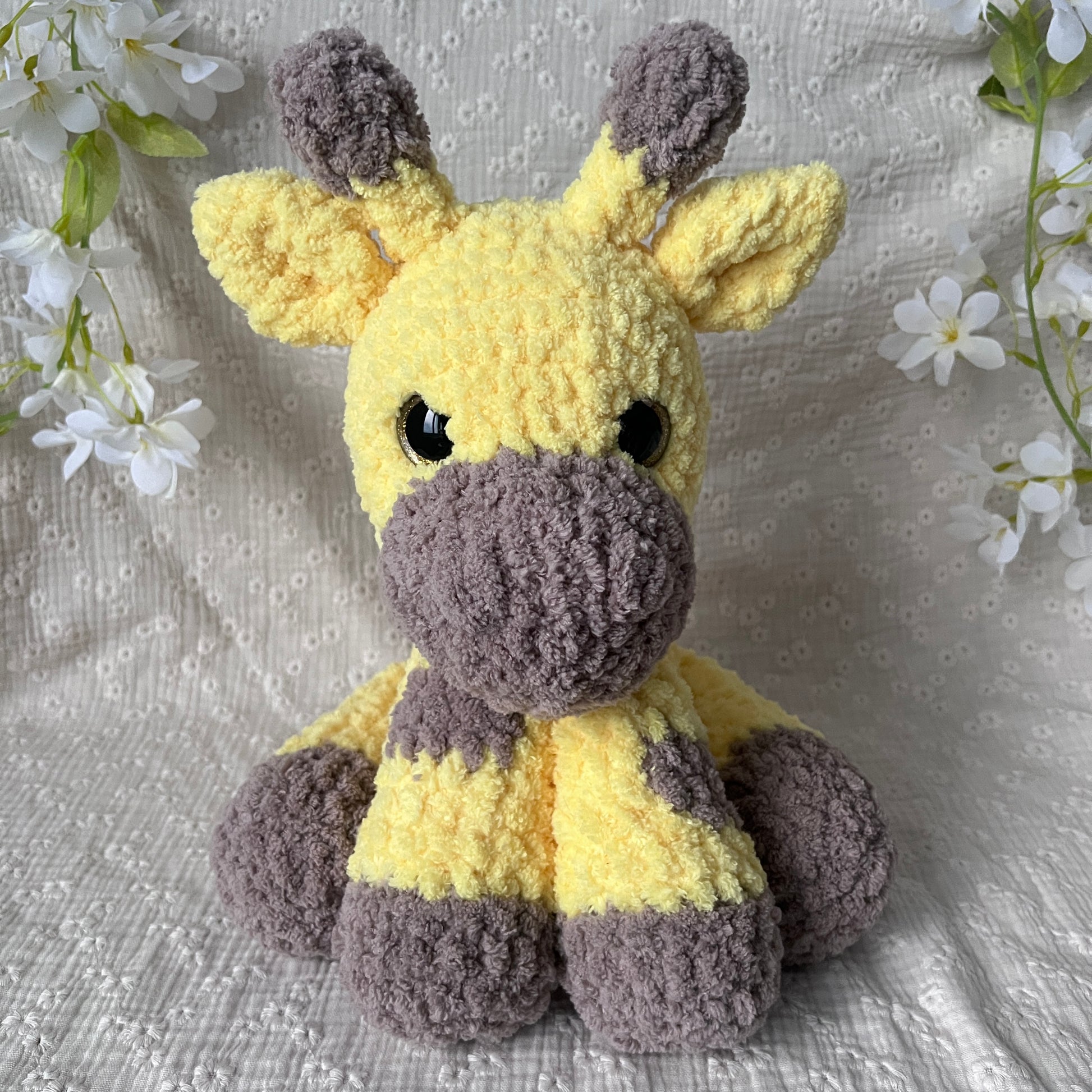 Peluche girafe géante en crochet toute douce avec des yeux pailletés jaune