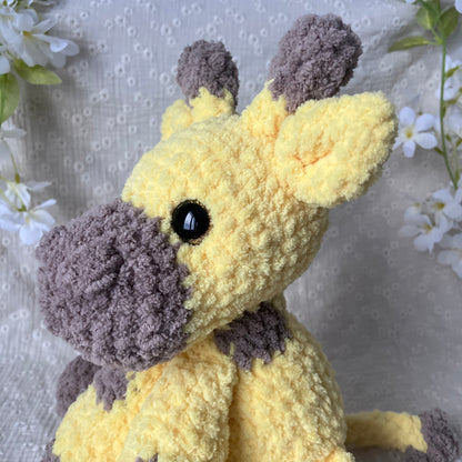 Peluche girafe géante faite main au crochet toute douce avec des yeux pailletés jaune