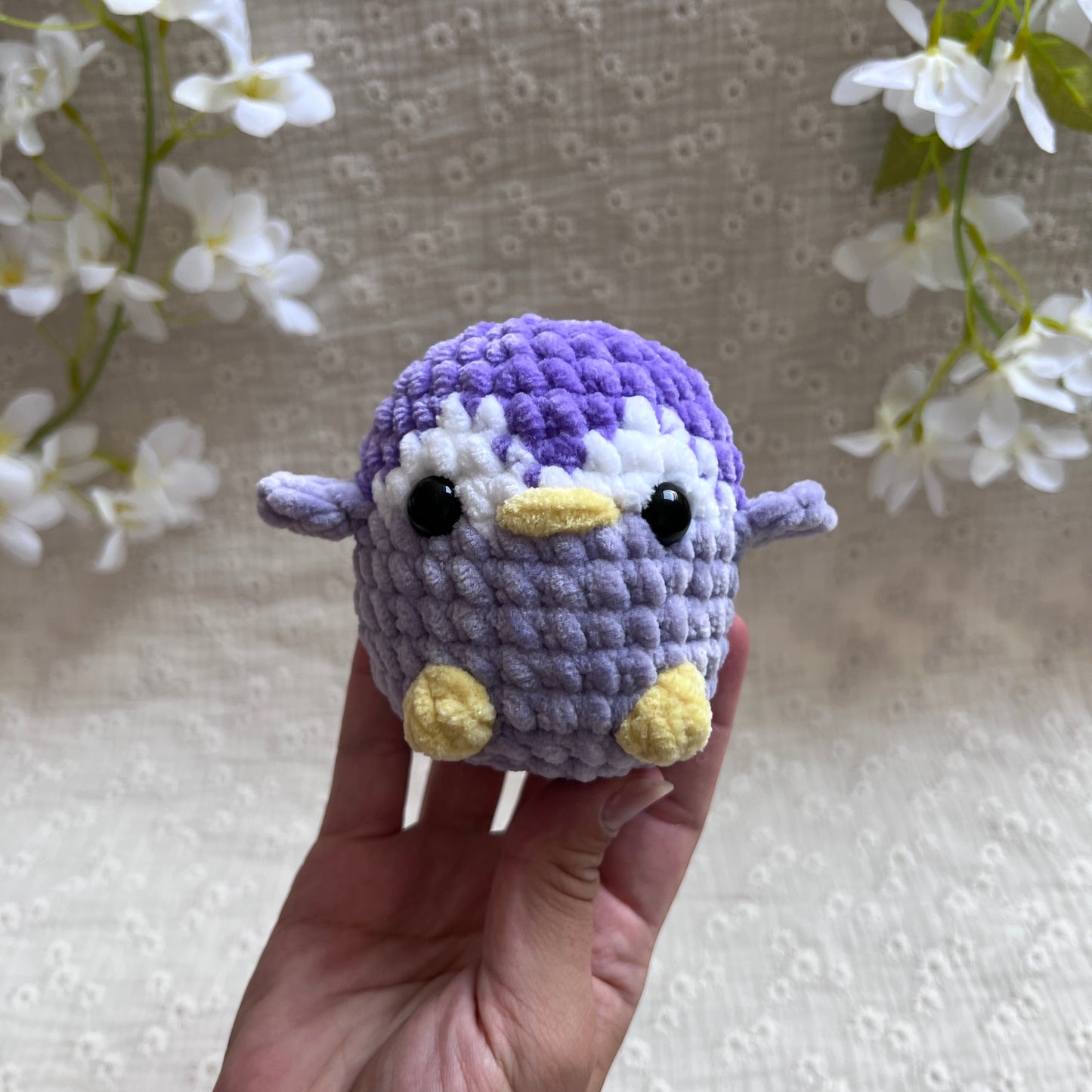 Pingouin violet Amigurumi réalisé au crochet