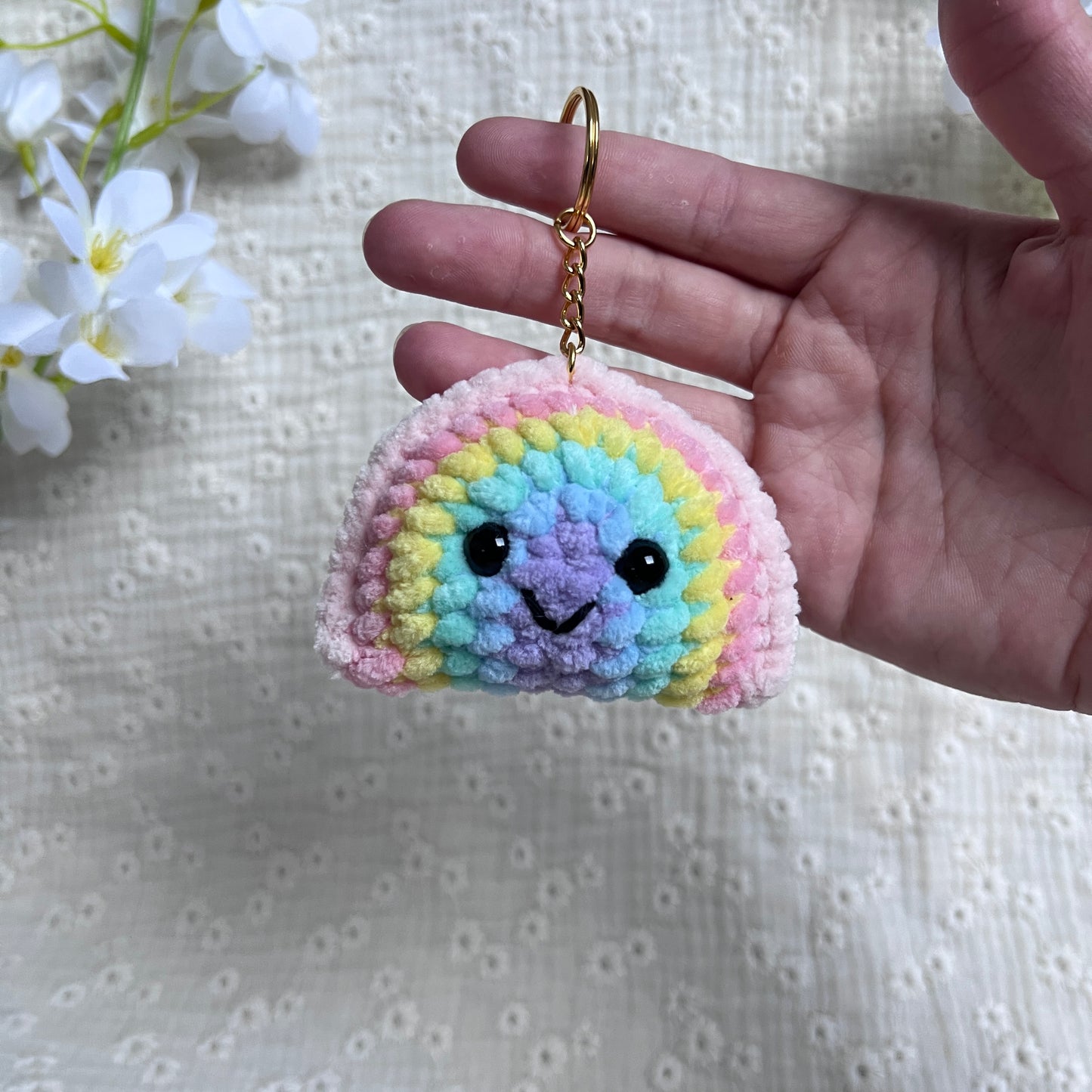 Porte-clés arc-en-ciel au crochet réalisé à la main aux couleurs pastel